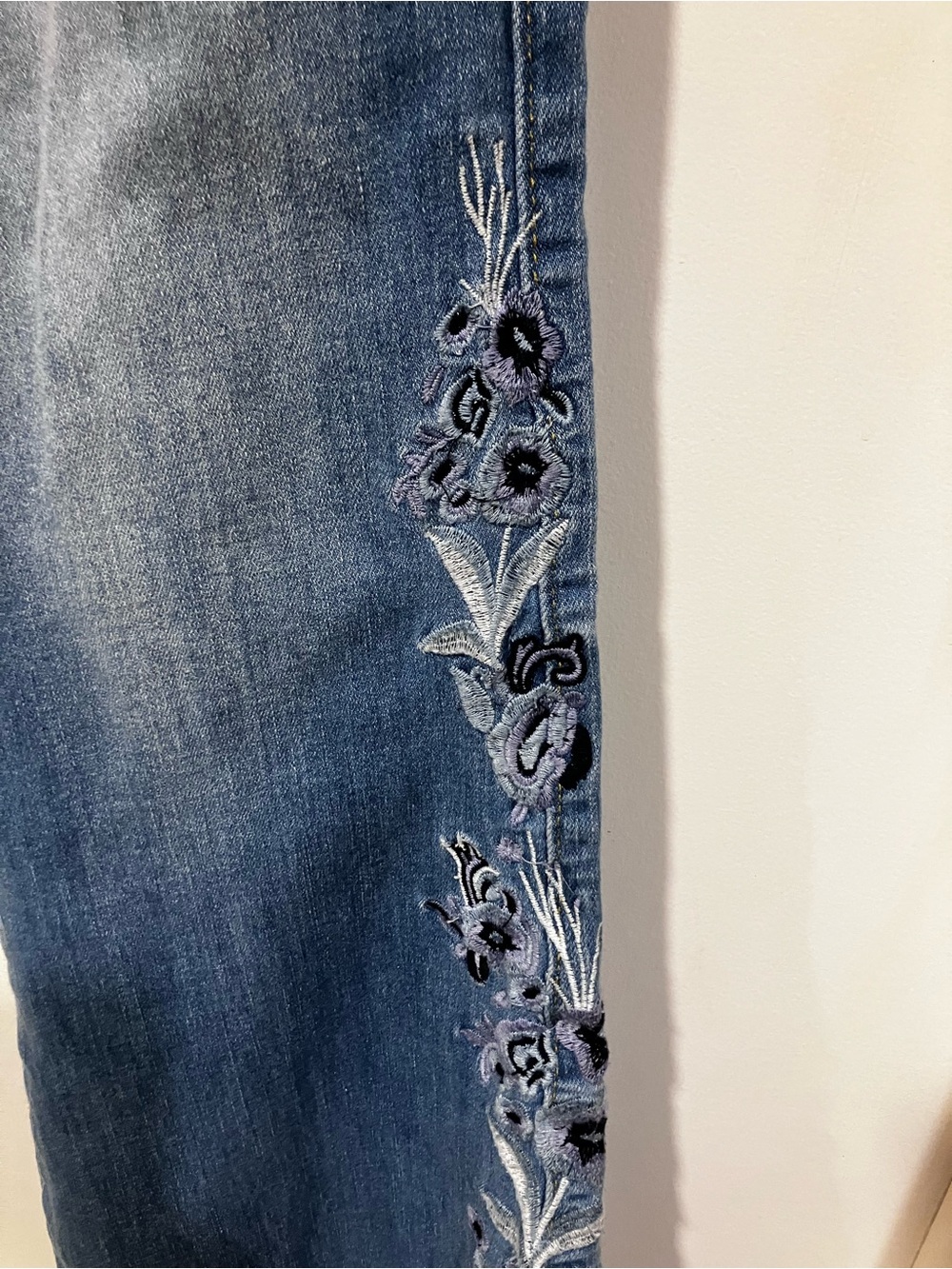 Upscale Boutique Floral Embroidered Flare Jeans Size 2 Boho Bell Bottom - Picture 4 of 8
